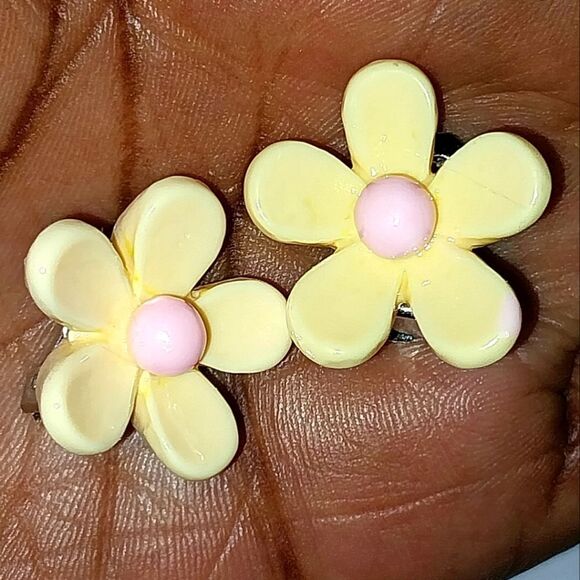 Beautiful girls yellow floral clip-on earrings for kids - Picture 4 of 5